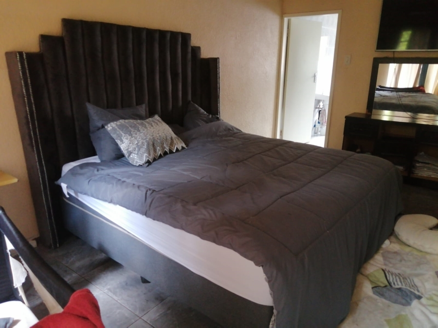 6 Bedroom Property for Sale in Geelhoutpark North West